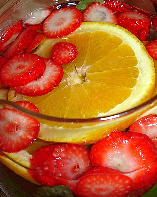 Aromatisiertes Wasser mit Erdbeeren, Orange und Basilikum