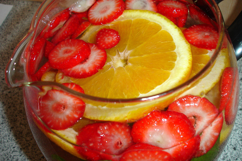 Aromatisiertes Wasser mit Erdbeeren, Orange und Basilikum