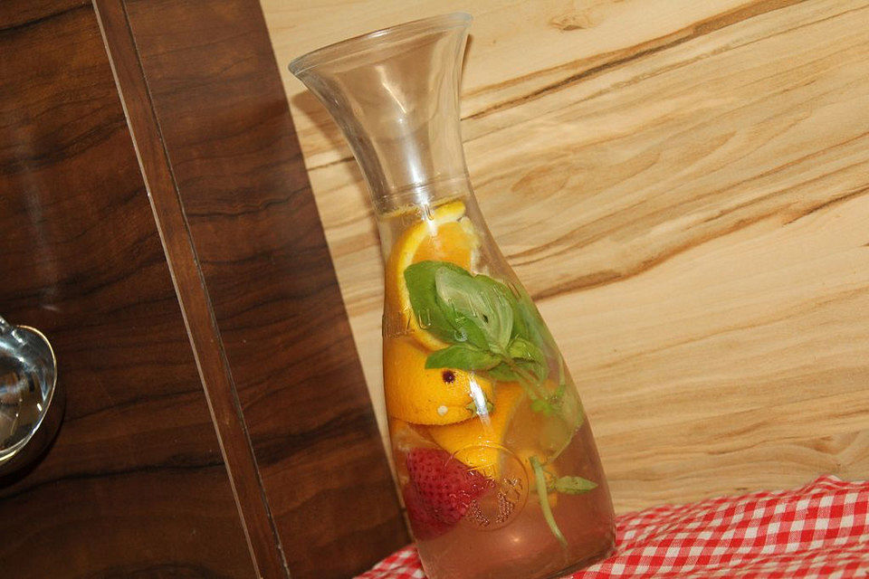 Aromatisiertes Wasser mit Erdbeeren, Orange und Basilikum