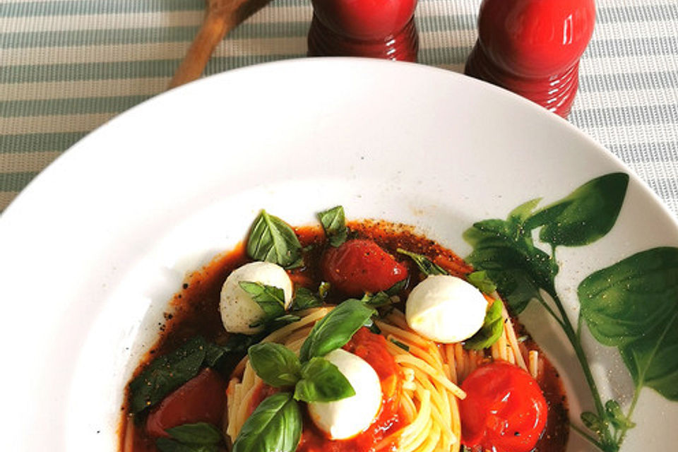 Spaghetti mit Mini-Mozzarella und Tomatensauce