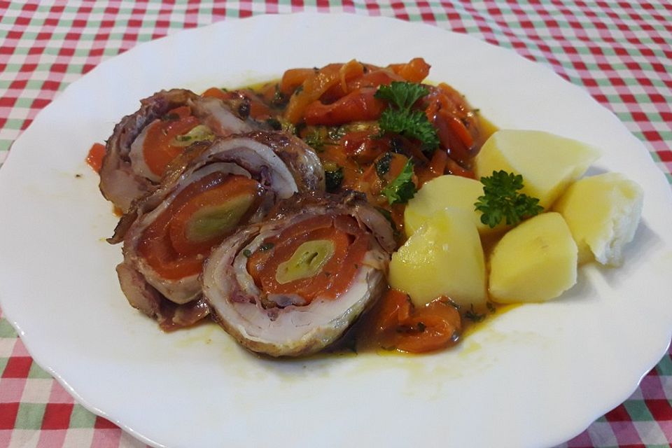 Hähnchenrouladen, mit Paprika und Lauchzwiebeln gefüllt, aus dem Ofen