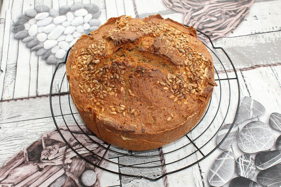 Einkorn-Dinkel-Sonnenblumen-Vollkornbrot mit Sauerteig aus dem Bräter