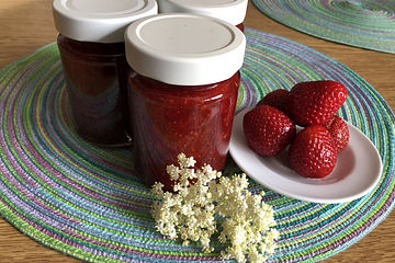 Erdbeermarmelade mit Holunderblütensirup und Prosecco