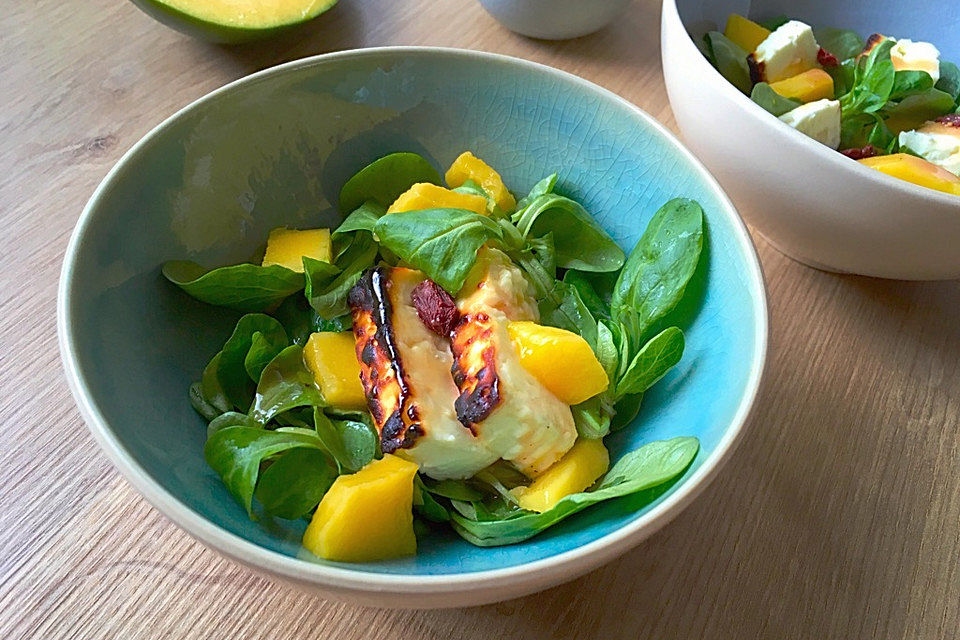 Feldsalat mit Mango und karamellisiertem Feta