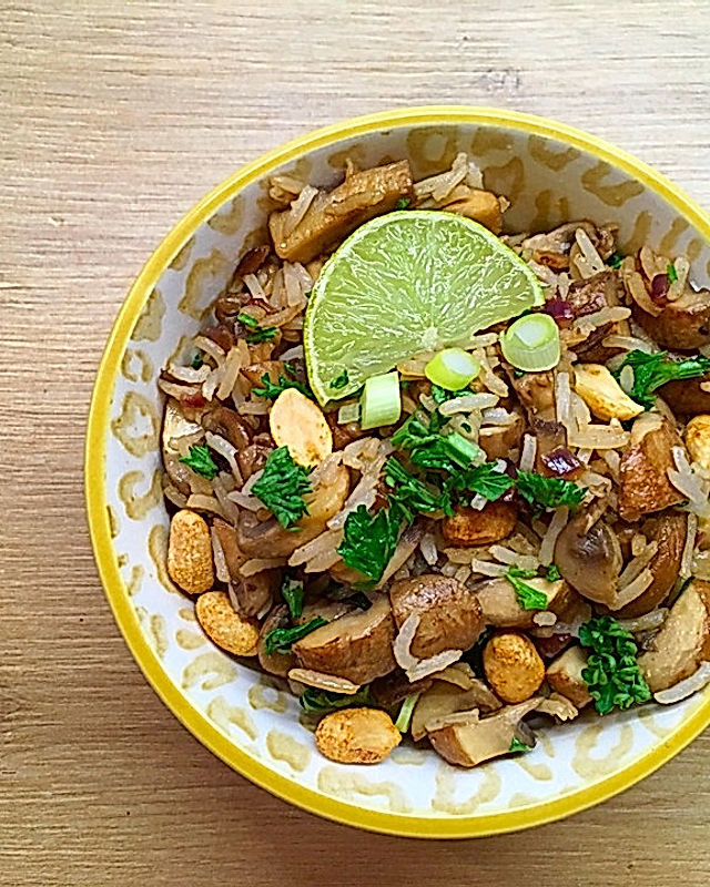 Pikanter Reissalat mit Champignons und Erdnüssen