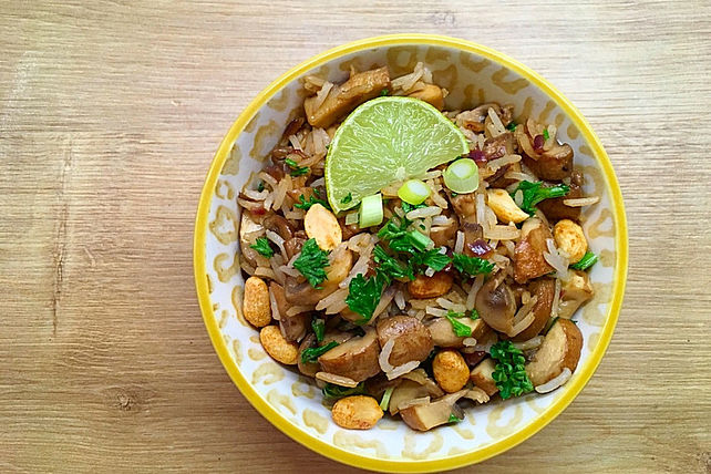 Pikanter Reissalat mit Champignons und Erdnüssen von KarinKnorr| Chefkoch