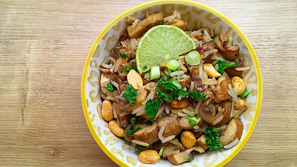 Pikanter Reissalat mit Champignons und Erdnüssen von KarinKnorr