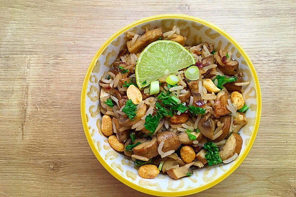 Pikanter Reissalat mit Champignons und Erdnüssen