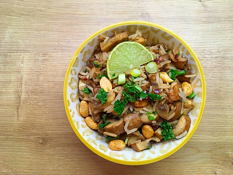 Pikanter Reissalat mit Champignons und Erdnüssen von KarinKnorr| Chefkoch