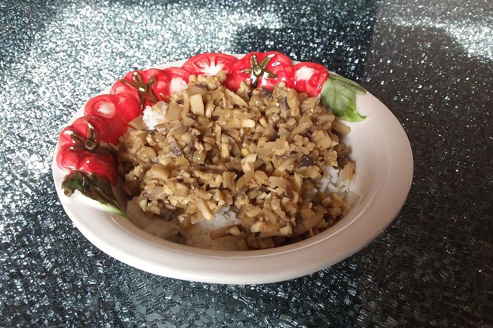 Pikanter Reissalat mit Champignons und Erdnüssen