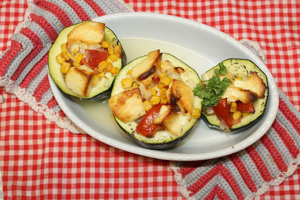 Vegetarisch gefüllte Zucchini