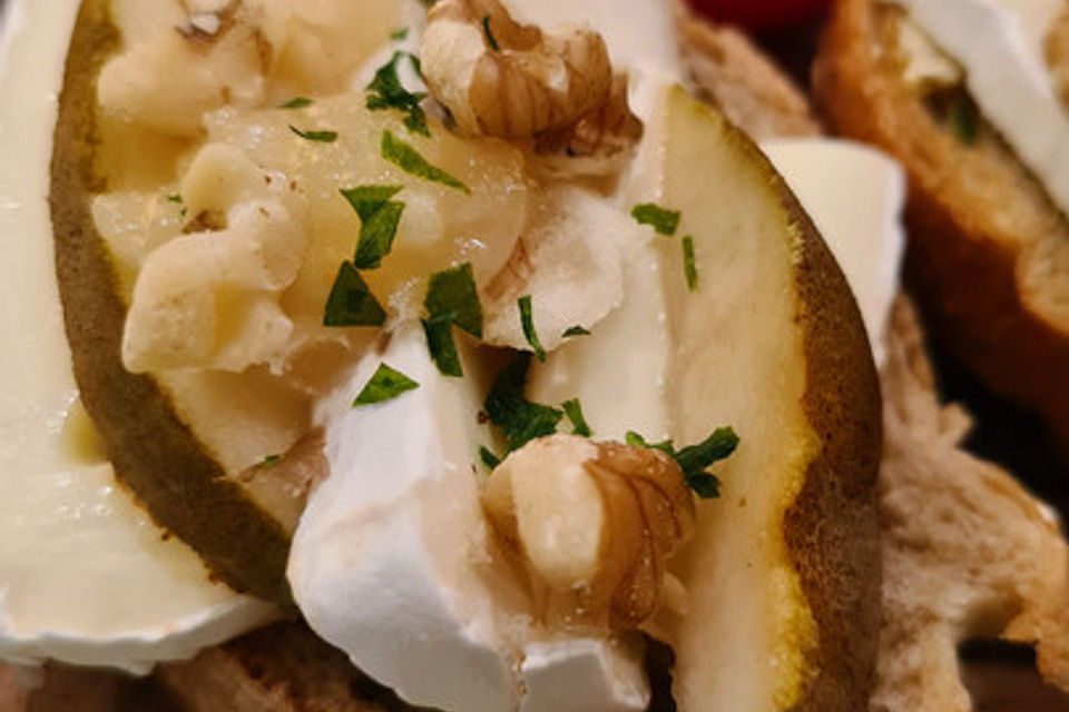 Crostini mit Brie, Birne und Walnuss