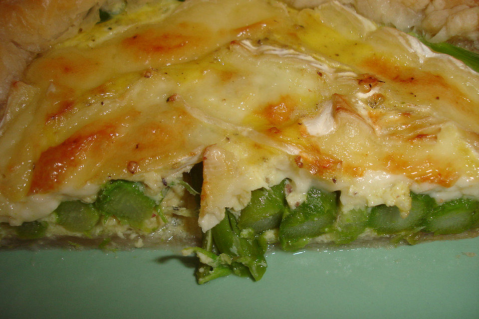 Tarte mit grünem Spargel und Brie