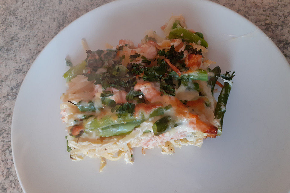 Nudelauflauf mit Lachs und grünem Spargel