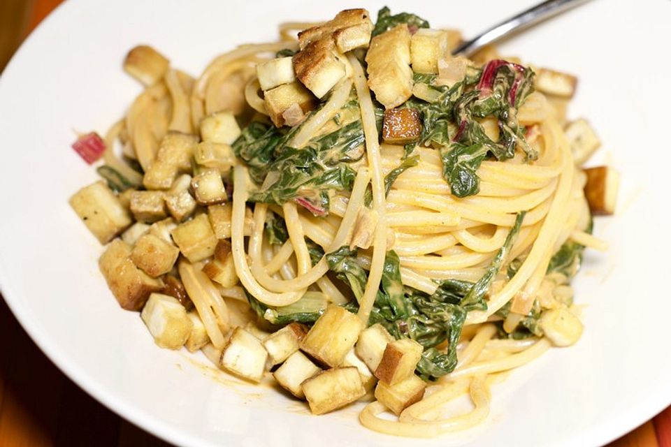 Spaghetti mit Mangoldsauce und Räuchertofu