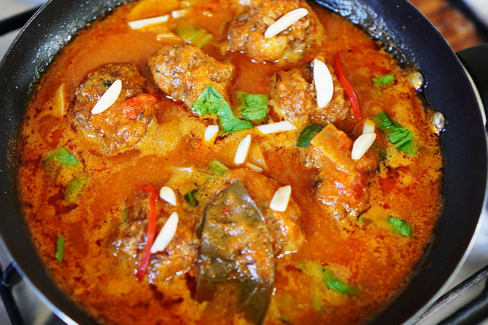 Balinesische Thunfischpfanne mit Pilzen in würziger Tomatensauce