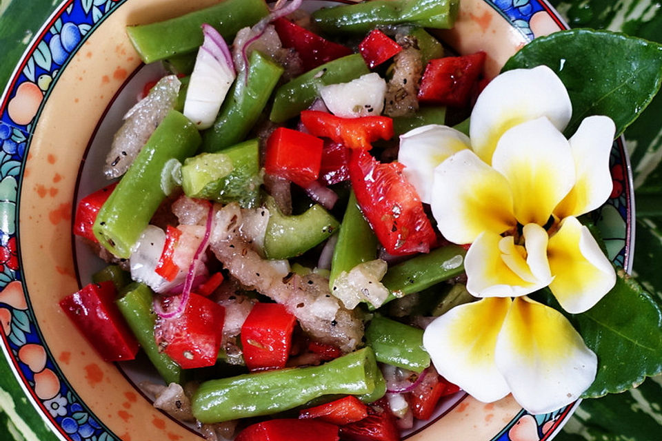 Pikanter grüner Bohnensalat mit Birnen und Paprika