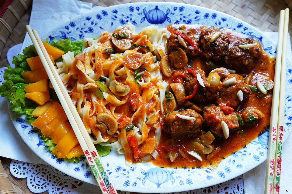 Szechuan Rindfleischbällchen in Pilzsauce mit breiten Nudeln