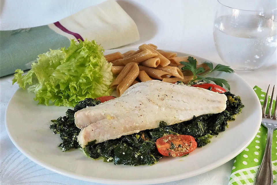 Fisch auf Spinatbett mit Tomaten