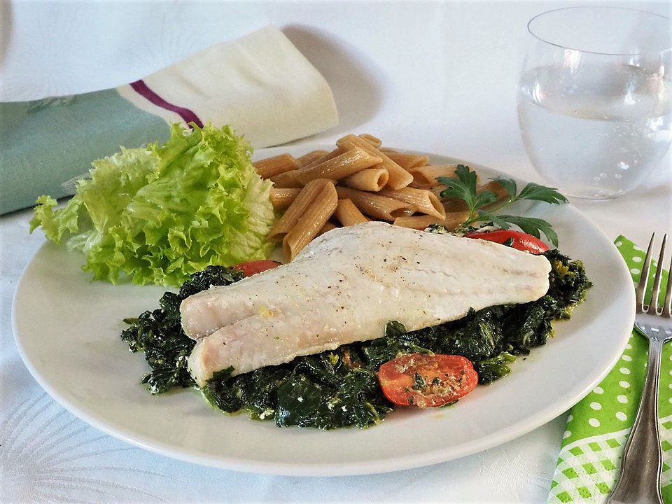 Fisch auf Spinatbett mit Tomaten von trekneb| Chefkoch