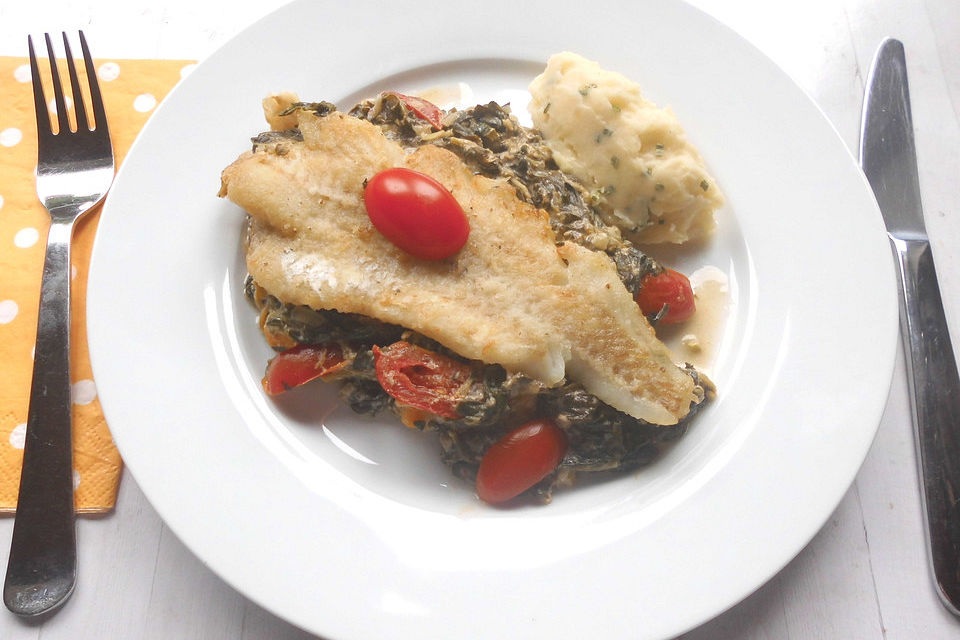 Fisch auf Spinatbett mit Tomaten