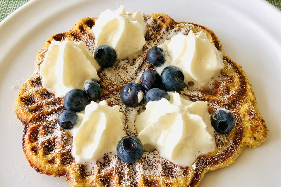 Glutenfreie Amaranth-Waffeln mit Sahne und Blaubeeren