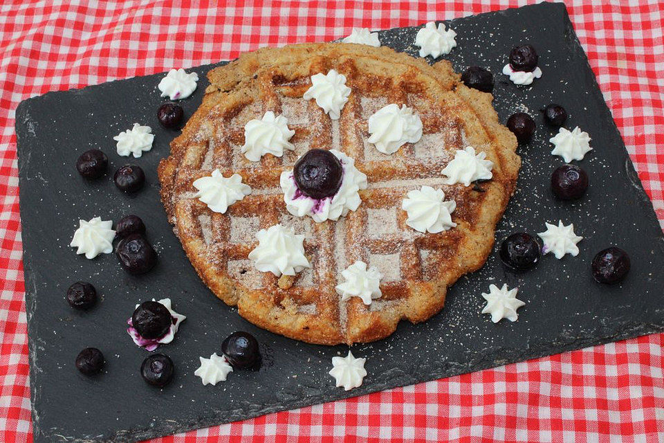 Glutenfreie Amaranth-Waffeln mit Sahne und Blaubeeren