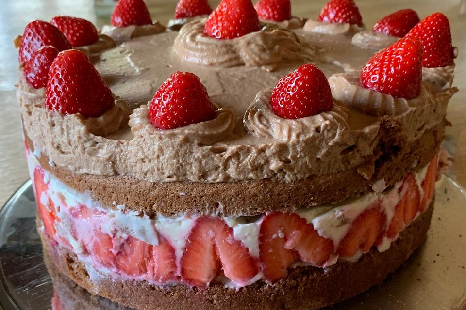 Erdbeertorte mit frischen Erdbeeren, Zitronen-Quarkcreme und Schokosahne