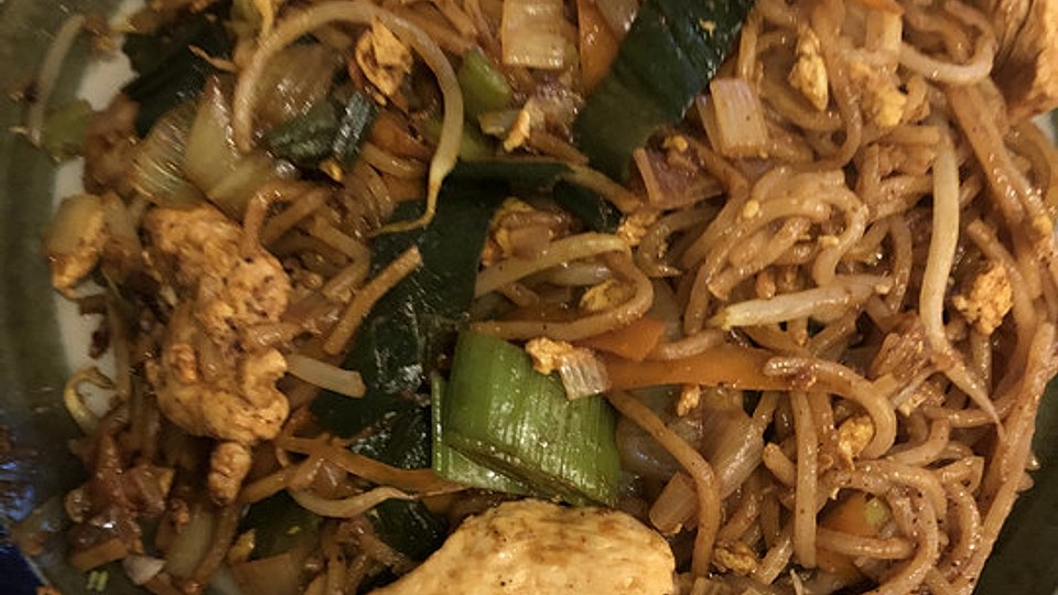Chinesisch gebratene Nudeln mit Hähnchen in Erdnusssauce-image