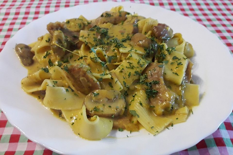 Schnitzel-Pilzpfanne mit Käsesauce und Nudeln