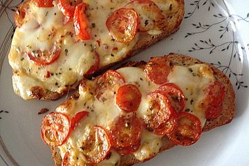Baguettscheiben mit Tomaten & Mozzarella überbacken