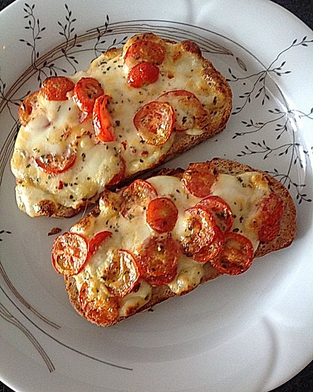 Baguettscheiben mit Tomaten & Mozzarella überbacken