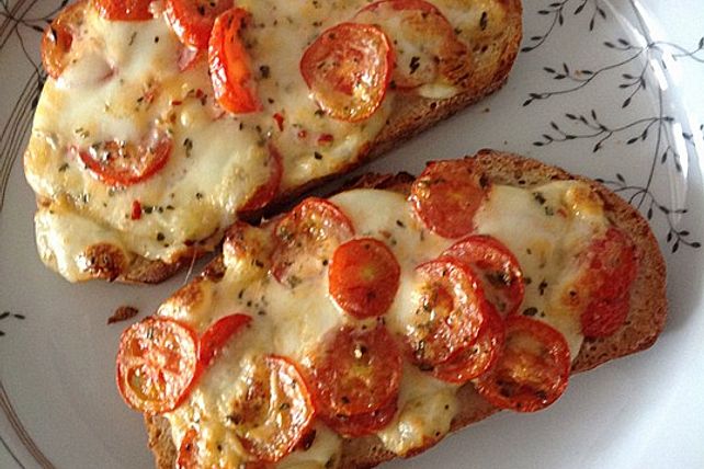 Baguettscheiben mit Tomaten &amp; Mozzarella überbacken von Luda4ka| Chefkoch