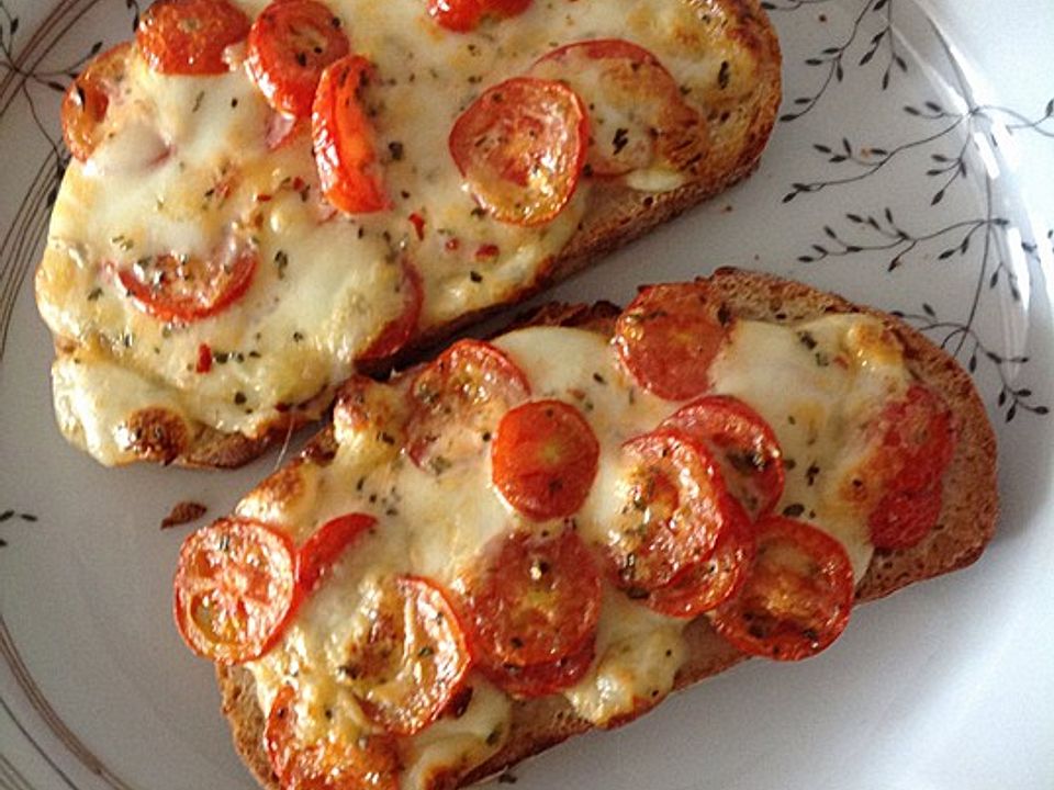 Baguettscheiben mit Tomaten &amp; Mozzarella überbacken von Luda4ka| Chefkoch