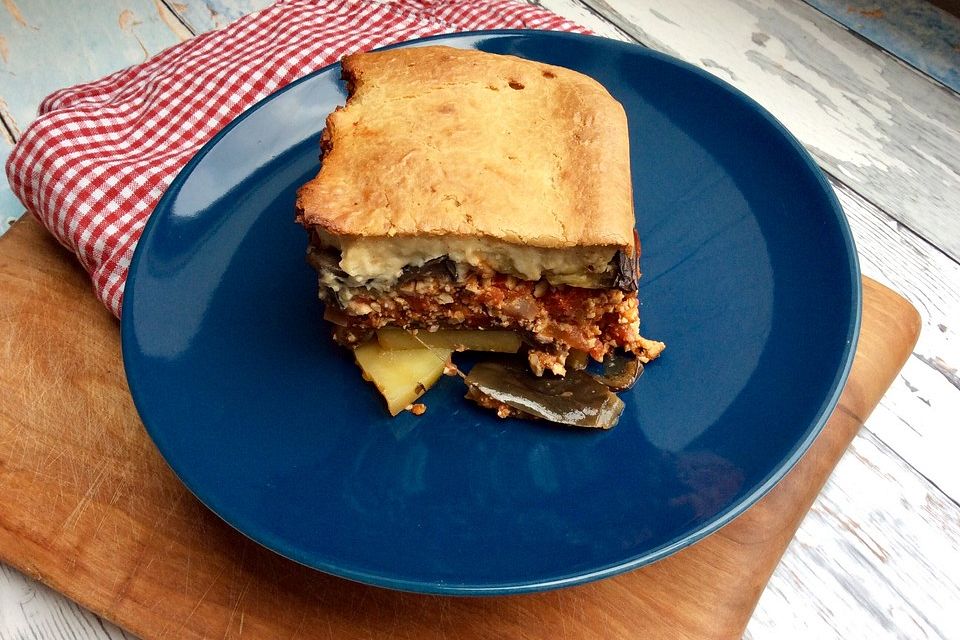 Veganes Moussaka mit cremiger Béchamelsauce