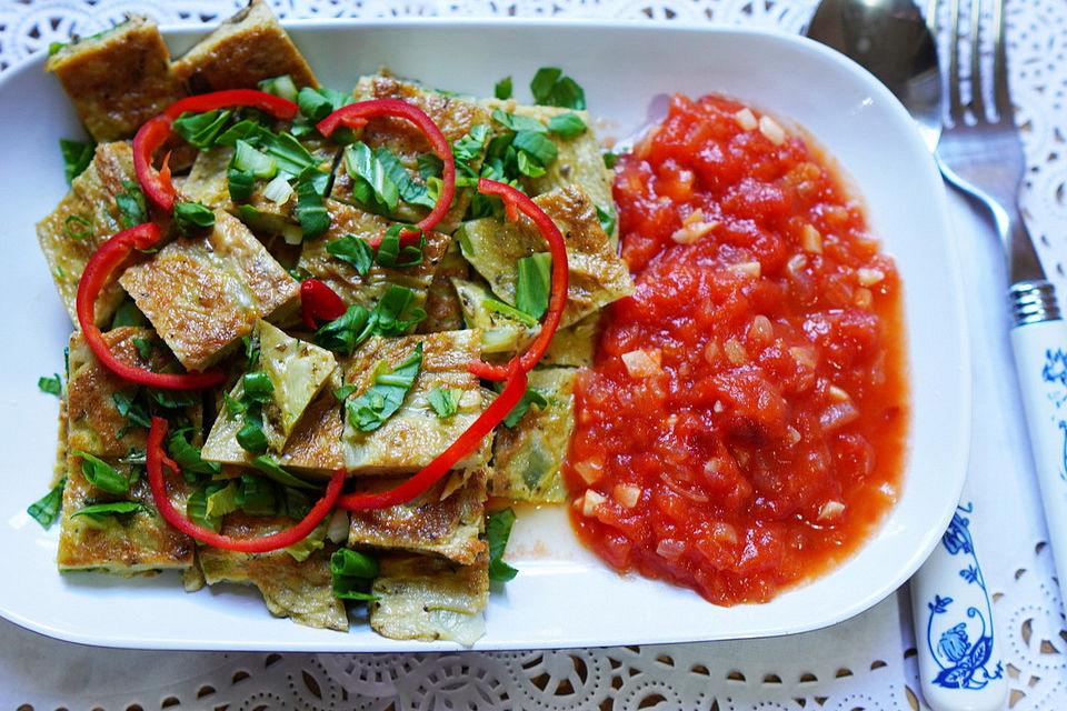 Sahneomelett mit Basilikumblätter und Tomatensauce