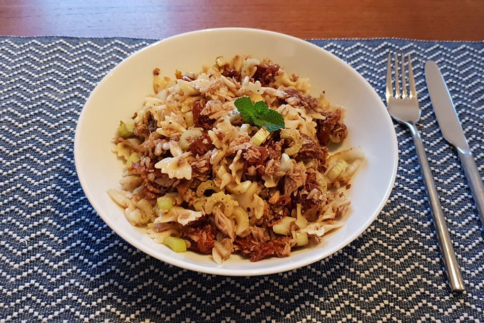 Nudelsalat mit Thunfisch, Sellerie und getrockneten Tomaten