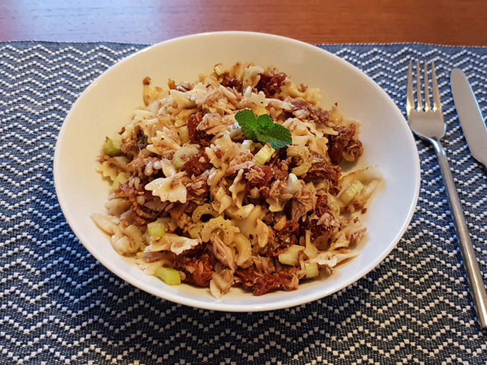 Nudelsalat mit Thunfisch, Sellerie und getrockneten Tomaten von ...