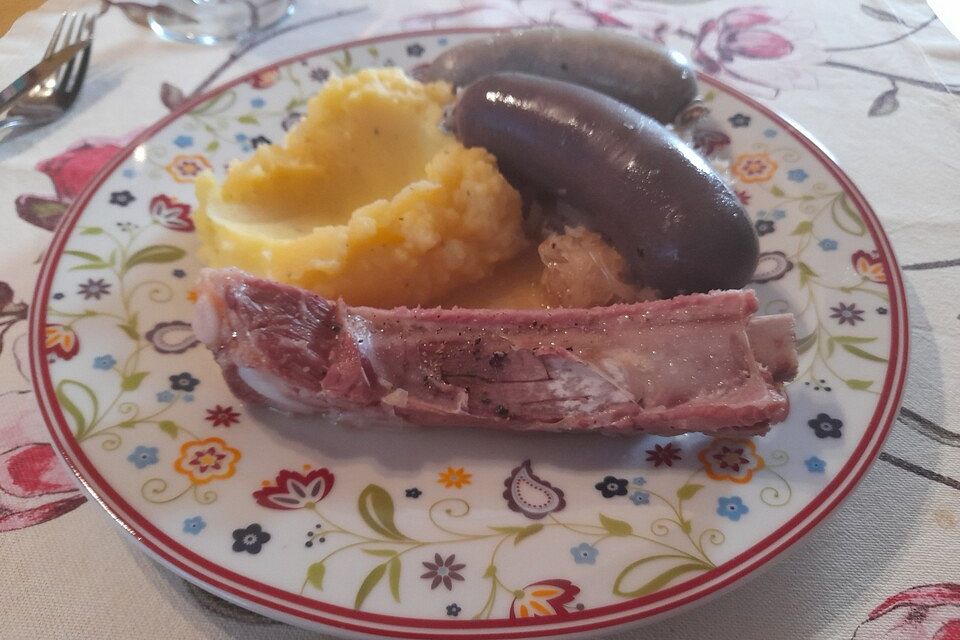 Schlachtplatte mit Sauerkraut, Schweinebauch, Leber- und Blutwurst