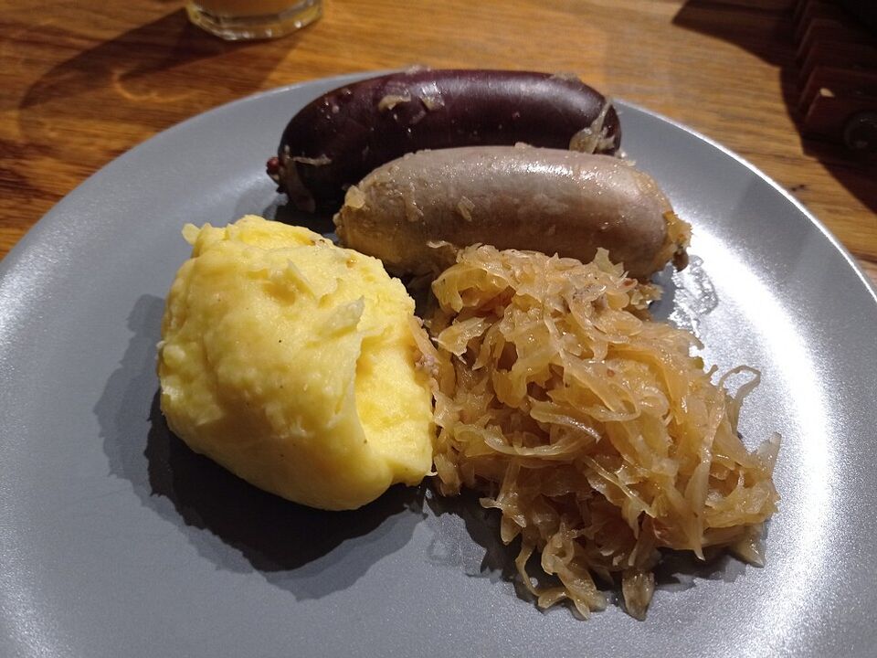 Schlachtplatte mit Sauerkraut, Schweinebauch, Leber- und Blutwurst von ...