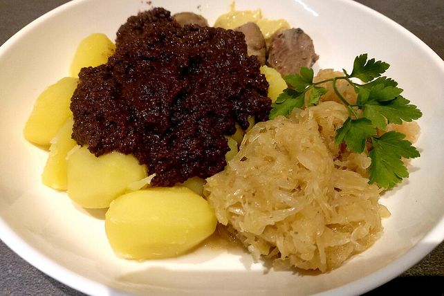 Schlachtplatte mit Sauerkraut, Schweinebauch, Leber- und Blutwurst von ...