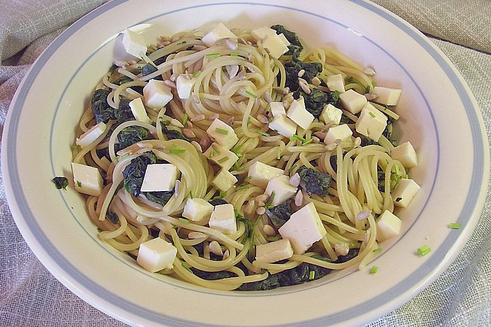 Spaghetti in pikantem Blattspinat mit Schafskäse