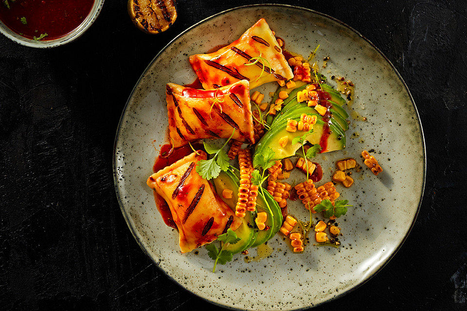 Gegrillte Maultaschen mit BBQ-Sauce und Salat