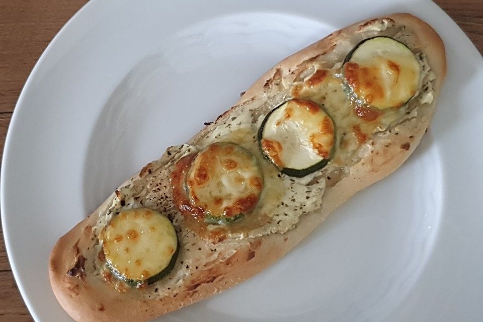 Pizzabrot mit Frischkäse, Zucchini und Mozzarella