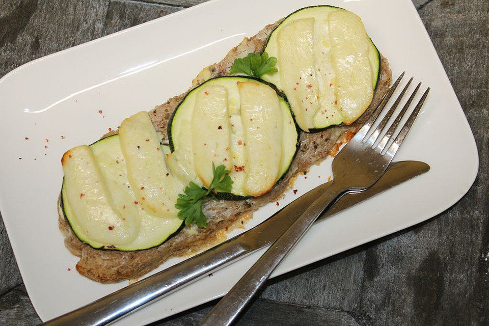 Pizzabrot mit Frischkäse, Zucchini und Mozzarella