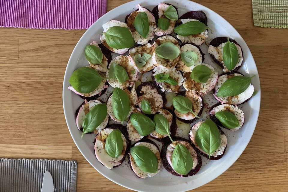 Rote Bete-Carpaccio mit Mozzarella und Basilikum