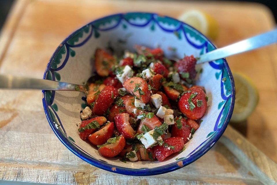 Erdbeersalat mit Feta und marokkanischer Minze