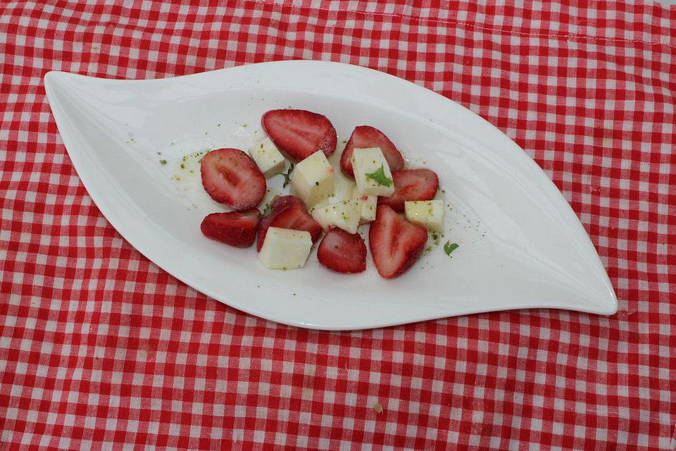 Erdbeersalat mit Feta und marokkanischer Minze