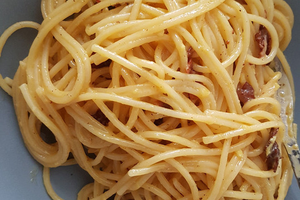 Einfache Carbonara - Mit Speck, Eiern und Parmesan