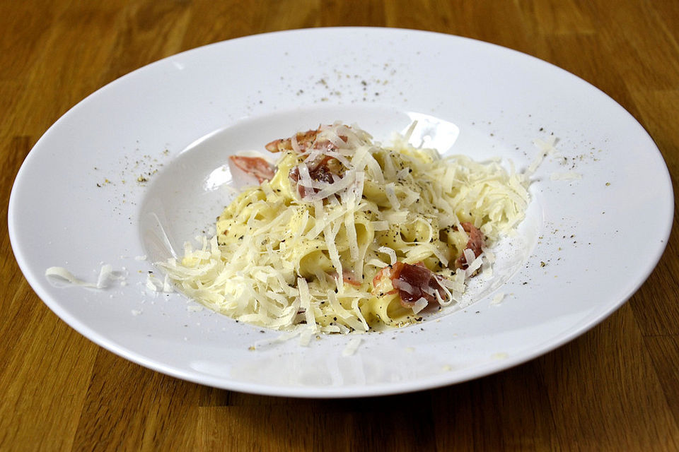 Einfache Carbonara - Mit Speck, Eiern und Parmesan